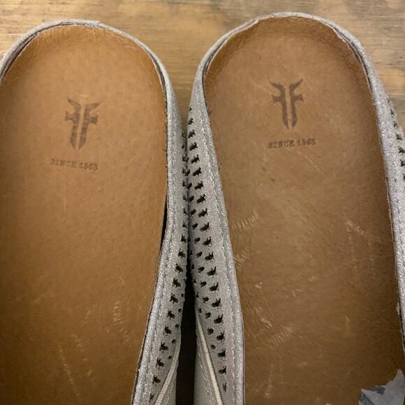 Frye Melanie Gore Perforated Mules Sz 7.5 Metallic Beige - Picture 6 of 7